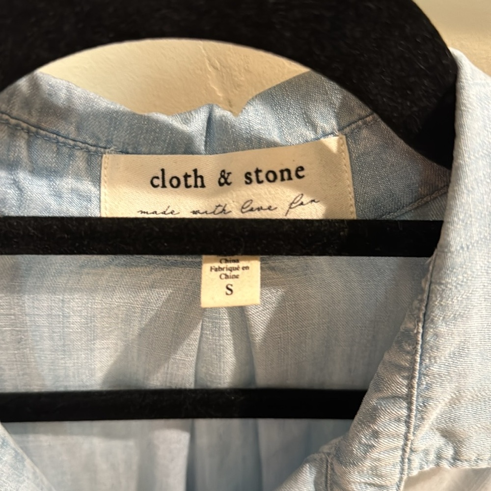 Cloth & Stone Split Back Buttondown, Size Small - image 3